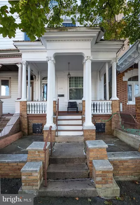 228 W Oak St, Shenandoah, PA 17976