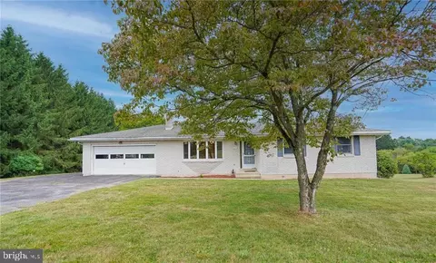 127 S Hilltop Rd, New Ringgold, PA 17960