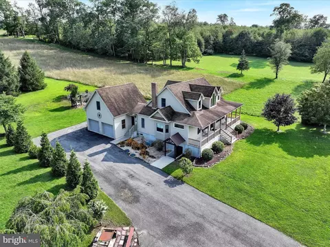 26 Beach Ln, Pottsville, PA 17901