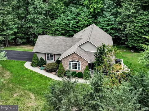2416 Crow Foot Dr, Auburn, PA 17922