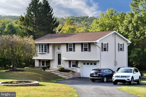1727 Sweet Arrow Lake Rd, Pottsville, PA 17901