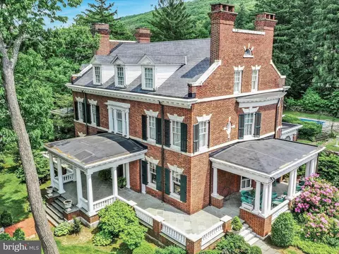 1443 Mahantongo St, Pottsville, PA 17901