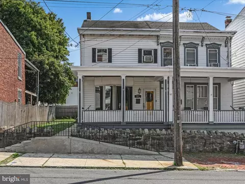 907 W Laurel St, Pottsville, PA 17901
