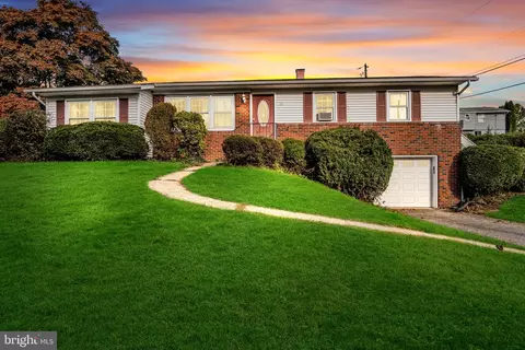 18 Deerfield Dr, Pottsville, PA 17901