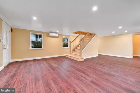 Living - 231 Chee St, Barnesville, PA 18214 photo 2 of 5