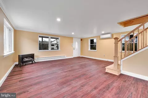Living - 231 Chee St, Barnesville, PA 18214 photo 3 of 5