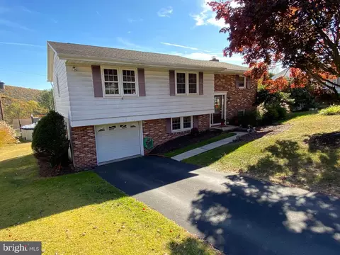 65 Crestview Dr, Pottsville, PA 17901