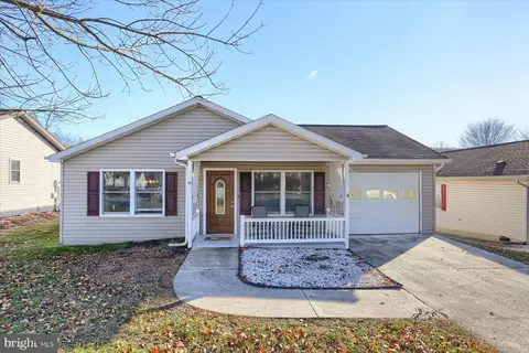 620 Canal Dr, Pine Grove, PA 17963