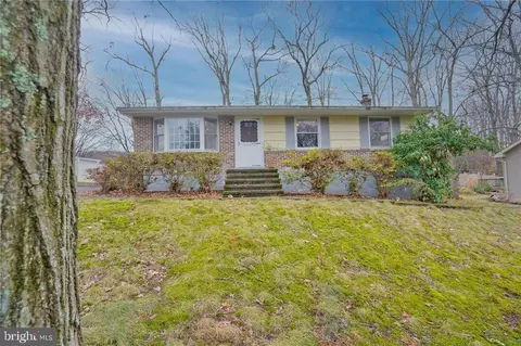 205 Greenbriar Rd, Pottsville, PA 17901