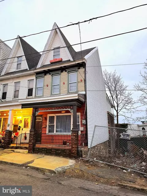 9 N White St, Shenandoah, PA 17976