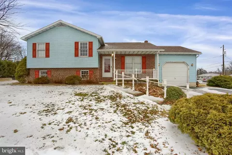 108 S Fairlane Rd, Valley View, PA 17983