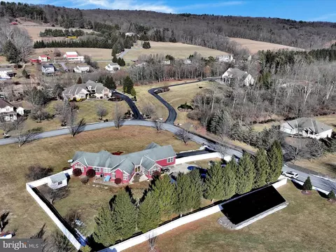 11 Sparrow Hawk Dr, Orwigsburg, PA 17961