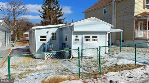 6 Middle St, Mcadoo, PA 18237