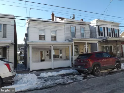 42 S Front St, Saint Clair, PA 17970