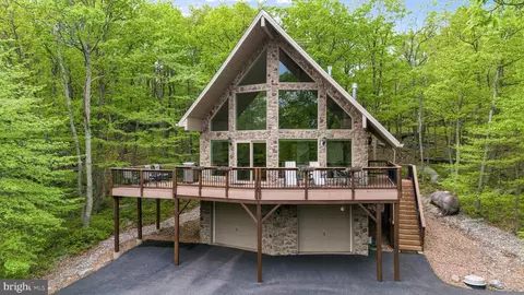 10 S Spur Ln, Hazleton, PA 18202