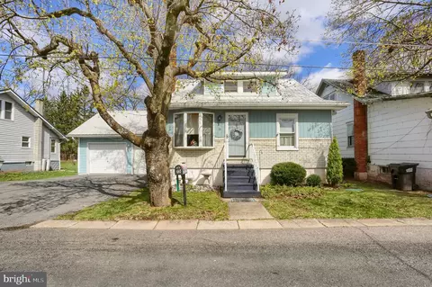 15 Park Rd, Klingerstown, PA 17941
