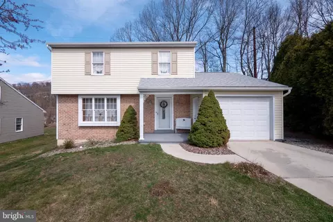 2062 Yokewood Rd, Pottsville, PA 17901