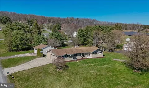2 Red Oak Ter, New Ringgold, PA 17960