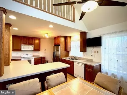 Kitchen - 33 E Players Way, Hazleton, PA 18202 photo 3 of 4