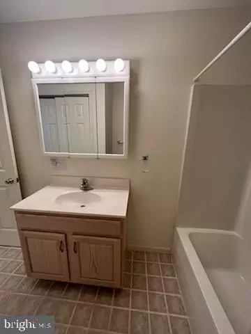 Bath - 33 E Players Way, Hazleton, PA 18202 photo 2 of 4