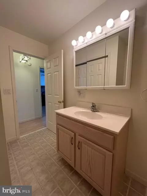Bath - 33 E Players Way, Hazleton, PA 18202 photo 1 of 4