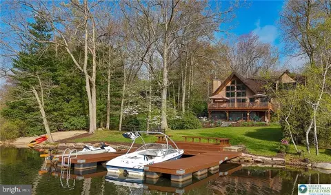 70 Great Oaks Dr, Nesquehoning, PA 18240