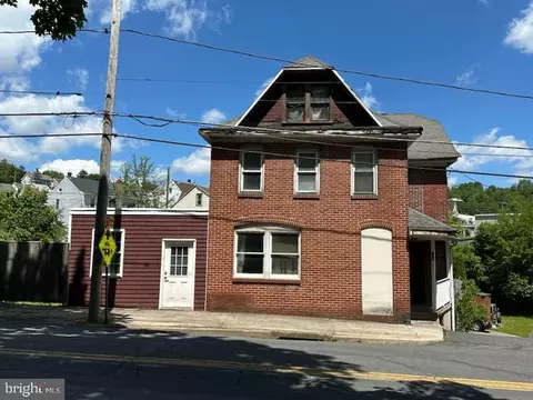 901 W 909 W Wade Rd, Saint Clair, PA 17970