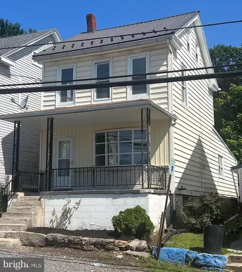 327 W Grand Ave, Tower City, PA 17980