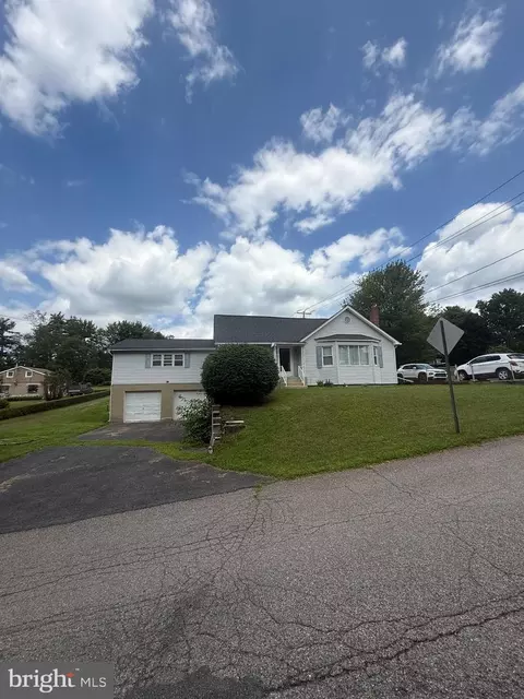 121 Chamberlaine Ave, Pottsville, PA 17901