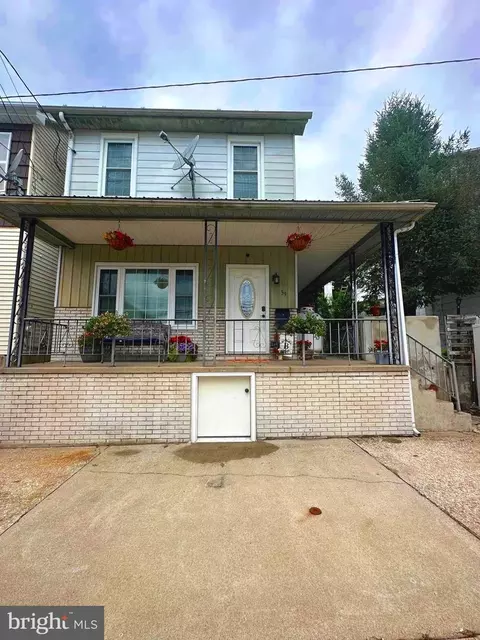 39 W Grand Ave, Tower City, PA 17980