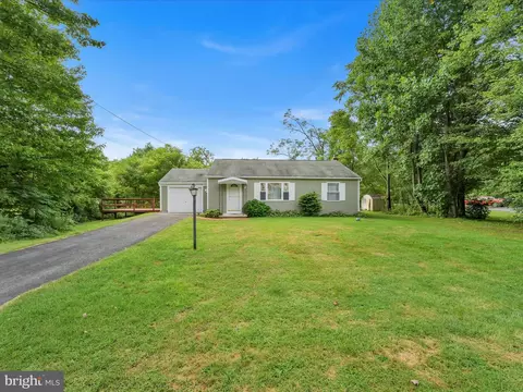 1042 W Woodland Dr, Pottsville, PA 17901