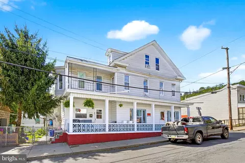 220 N West St, Shenandoah, PA 17976