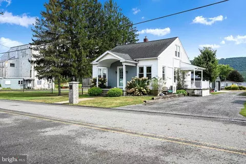 537 E Chestnut St, Hegins, PA 17938