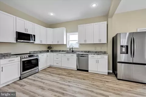 48 N Railroad Ave, Frackville, PA 17931