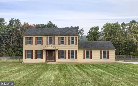 118 Natures Rd, Pine Grove, PA 17963