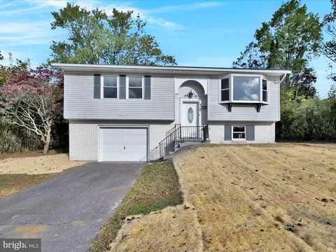 76 Crestview Dr, Pottsville, PA 17901