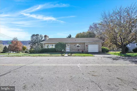 819 E Chestnut St, Hegins, PA 17938