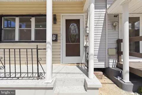 17 E Main St, Tremont, PA 17981