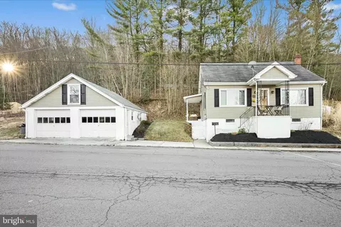 412 E Bacon St, Pottsville, PA 17901