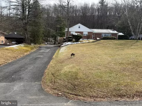 1527 Oak Rd, Pottsville, PA 17901