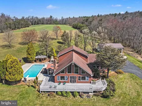 52 2 1 2 Mile Rd, Pine Grove, PA 17963
