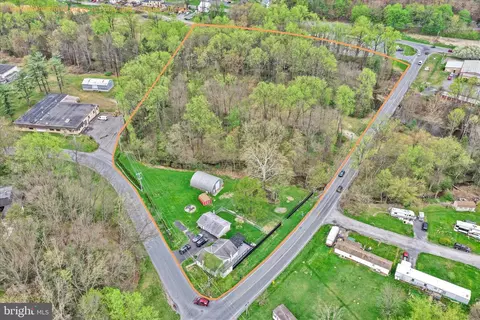 2 Lovers Ln, Pine Grove, PA 17963