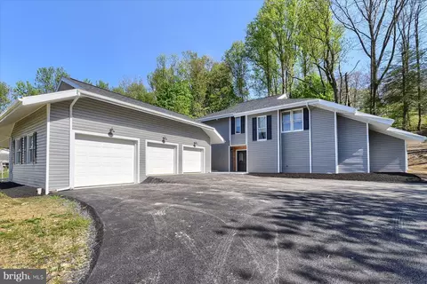 92 S Sweet Arrow Lake Rd, Pine Grove, PA 17963