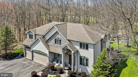 34 Golfwood Dr, Hazleton, PA 18202