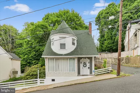 18 S Jackson St, Pottsville, PA 17901