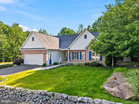 1 Pinewood Cir, Hazleton, PA 18202