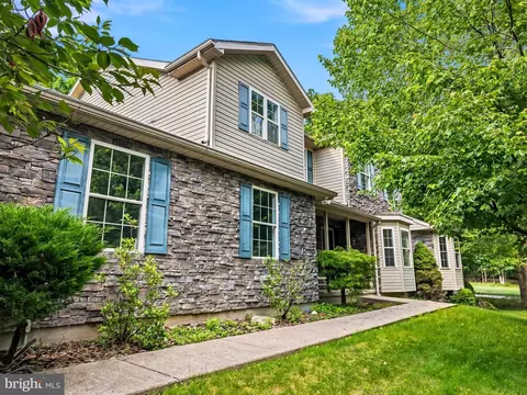 2 Pinewood Cir, Hazleton, PA 18202