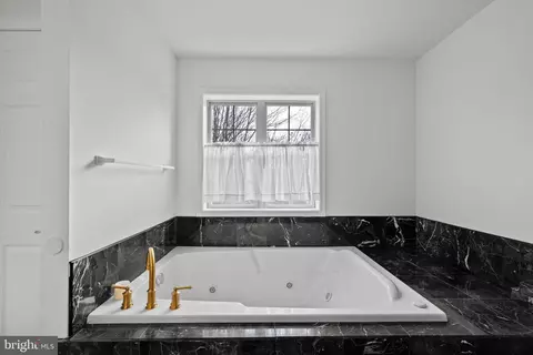 Bath - 2 Pinewood Cir, Hazleton, PA 18202 photo 4 of 6