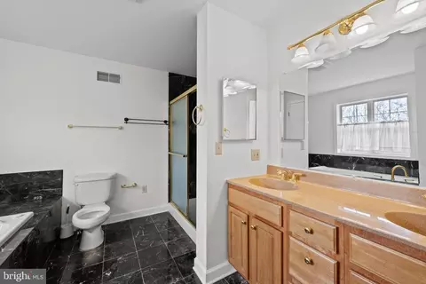 Bath - 2 Pinewood Cir, Hazleton, PA 18202 photo 3 of 6