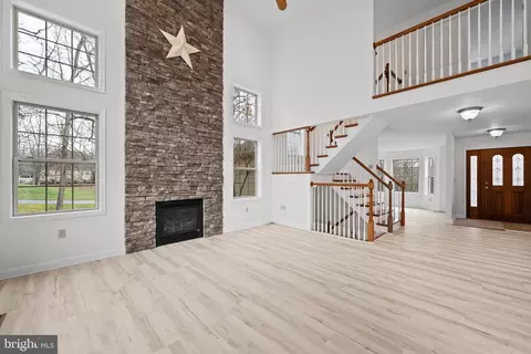 Living - 2 Pinewood Cir, Hazleton, PA 18202 photo 2 of 4